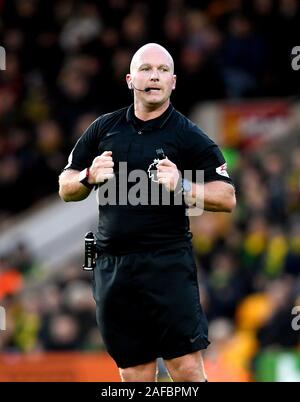 Match arbitre Simon Hooper au cours de la Premier League match à Carrow Road, Norwich. Banque D'Images