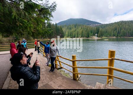 Synevir parc national, Ukraine - Mai 09, 2017 : les gens pour profiter de la beauté de paysage des Carpates. naturel Lac de montagne attire des milliers de touristes Banque D'Images