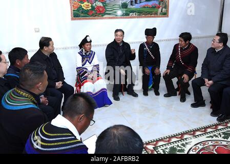 (191214) -- BEIJING, 14 décembre 2019 (Xinhua) -- Wang Yang, membre du Comité permanent du Bureau politique du parti communiste de Chine et président du Comité central du Comité National de la Conférence consultative politique du peuple chinois, des entretiens avec les habitants de Yi ethinic groupe à Huopu Village de Liangshan Préfecture autonome Yi, au sud-ouest de la province chinoise du Sichuan, le 13 décembre 2019. Haut de la Chine Wang conseiller politique Yang a souligné les efforts déployés pour s'assurer qu'aucun groupe ethnique ne soit laissé pour compte dans le cadre de la construction d'une société modérément prospère à tous égards. Il était sur Banque D'Images