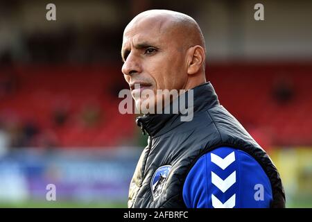 Swindon, Royaume-Uni. 14 Décembre, 2019. SWINDON, ANGLETERRE - 14 décembre Dino Maamria (manager) d'Oldham Athletic en action pendant la ligue 2 Sky Bet match entre Swindon Town et à l'Oldham Athletic County Ground, Swindon sur Samedi 14 décembre 2019. (Crédit : Eddie Garvey | MI News) photographie peut uniquement être utilisé pour les journaux et/ou magazines fins éditoriales, licence requise pour l'usage commercial Crédit : MI News & Sport /Alamy Live News Banque D'Images