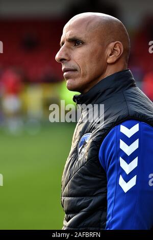 Swindon, Royaume-Uni. 14 Décembre, 2019. SWINDON, ANGLETERRE - 14 décembre Dino Maamria (manager) d'Oldham Athletic en action pendant la ligue 2 Sky Bet match entre Swindon Town et à l'Oldham Athletic County Ground, Swindon sur Samedi 14 décembre 2019. (Crédit : Eddie Garvey | MI News) photographie peut uniquement être utilisé pour les journaux et/ou magazines fins éditoriales, licence requise pour l'usage commercial Crédit : MI News & Sport /Alamy Live News Banque D'Images