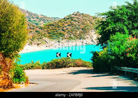 Route de la plage de Villasimius Sardaigne, île de la mer Méditerranée à l'Italie Banque D'Images