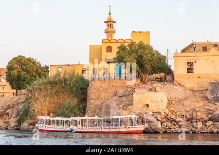 L'Afrique, l'Égypte, Assouan. Le 8 octobre 2019. Bateaux amarrés sur la rive du Nil. Banque D'Images