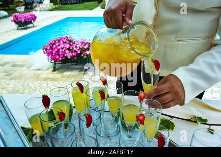 Waiter pouring un apéritif Banque D'Images