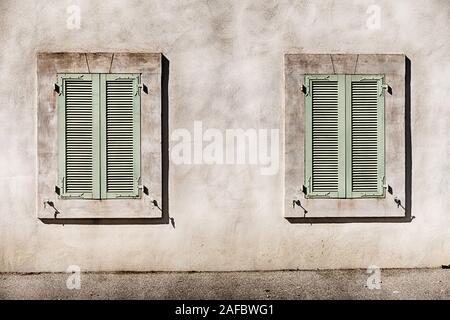 Deux fenêtres sont fermées avec des volets en bois dans la ville de Coustelet en Provence, France. Banque D'Images