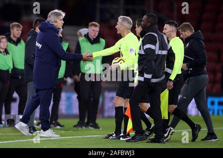 West Ham United manager Manuel Pellegrini (à gauche), serre la main avec l'arbitre Martin Atkinson après le premier match de championnat à St Mary's Stadium, Southampton. Banque D'Images