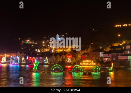 Mousehole, Cornwall, UK. 14 décembre 2019. L'interrupteur d'éclairage de Noël annuel sur ce soir. Des milliers de personnes affluent vers le petit village chaque année pour le mettre en marche. Simon crédit Maycock / Alamy Live News. Banque D'Images