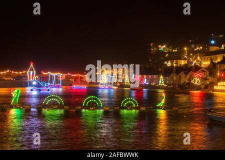 Mousehole, Cornwall, UK. 14 décembre 2019. L'interrupteur d'éclairage de Noël annuel sur ce soir. Des milliers de personnes affluent vers le petit village chaque année pour le mettre en marche. Simon crédit Maycock / Alamy Live News. Banque D'Images