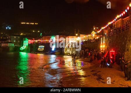 Mousehole, Cornwall, UK. 14 décembre 2019. L'interrupteur d'éclairage de Noël annuel sur ce soir. Des milliers de personnes affluent vers le petit village chaque année pour le mettre en marche. Simon crédit Maycock / Alamy Live News. Banque D'Images