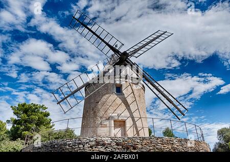 Un vieux moulin en pierre se dresse sur le sommet d'une petite colline près du village de Joucas dans le Luberon dans le sud de la France. Banque D'Images