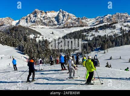 Skieurs sur une piste de ski dans la station de ski Alta Badia, Dolomites, Tyrol du Sud, Italie Banque D'Images