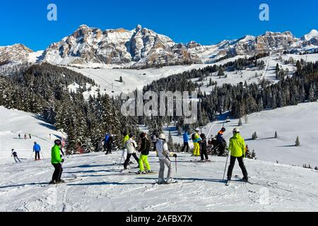 Skieurs sur une piste de ski dans la station de ski Alta Badia, Dolomites, Tyrol du Sud, Italie Banque D'Images