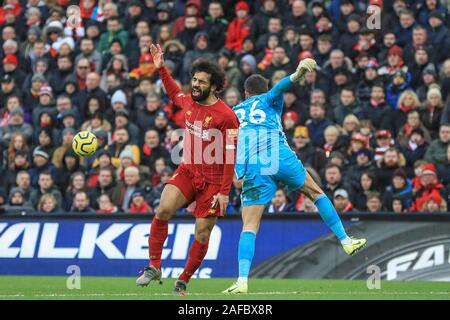 14 décembre 2019, Anfield, Liverpool, Angleterre, Premier League, Liverpool v Watford : Ben Foster (26) de Watford poinçons la balle et claire Mohamed Salah (11) de Liverpool réagit comme il rate la balle Crédit : Mark Cosgrove/News Images Banque D'Images