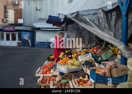 Une femme d'acheter les fruits et légumes sur le marché à Livoberezhnyi Masyv, Kiev, Ukraine, l'Europe de l'Est. Banque D'Images