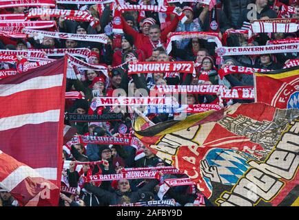 Munich, Allemagne. 14 Décembre, 2019. FC Bayern Munich - football Brême, Munich 14 Déc 2019. Fans FCB FC BAYERN MUNICH - Werder Brême 6-1 - DFL RÈGLEMENT INTERDIT TOUTE UTILISATION DES PHOTOGRAPHIES comme des séquences d'images et/ou quasi-vidéo - 1.ligue de soccer allemand, Munich, le 14 décembre 2019 saison 2019/2020, match day 15, FCB, München Crédit : Peter Schatz/Alamy Live News Banque D'Images