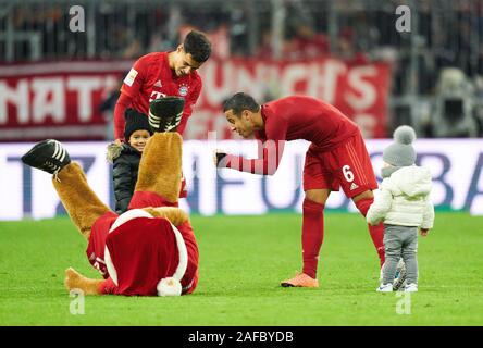 Munich, Allemagne. 14 Décembre, 2019. FC Bayern Munich - football Brême, Munich 14 Déc 2019. Philippe Coutinho, FCB 10 avec sa fille Maria, FCB mascot Bernie, Thiago Alcantara avec fils Gabriel, FC BAYERN MUNICH - Werder Brême 6-1 - DFL RÈGLEMENT INTERDIT TOUTE UTILISATION DES PHOTOGRAPHIES comme des séquences d'images et/ou quasi-vidéo - 1.ligue de soccer allemand, Munich, le 14 décembre 2019 saison 2019/2020, match day 15, FCB, München Crédit : Peter Schatz/Alamy Live News Banque D'Images