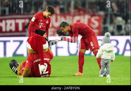 Munich, Allemagne. 14 Décembre, 2019. FC Bayern Munich - football Brême, Munich 14 Déc 2019. Philippe Coutinho, FCB 10 avec sa fille Maria, FCB mascot Bernie, Thiago Alcantara avec fils Gabriel, FC BAYERN MUNICH - Werder Brême 6-1 - DFL RÈGLEMENT INTERDIT TOUTE UTILISATION DES PHOTOGRAPHIES comme des séquences d'images et/ou quasi-vidéo - 1.ligue de soccer allemand, Munich, le 14 décembre 2019 saison 2019/2020, match day 15, FCB, München Crédit : Peter Schatz/Alamy Live News Banque D'Images