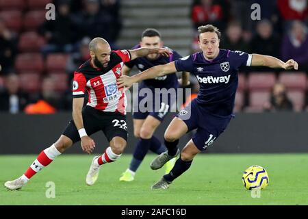 Southampton, UK. 14 décembre 2019. Le milieu de terrain de West Ham Mark Noble détient off le milieu de terrain de Southampton au cours de Redmond Nathan la Premier League match entre Southampton et West Ham United à St Mary's Stadium, Southampton le samedi 14 décembre 2019. (Crédit : Jon Bromley | MI News) photographie peut uniquement être utilisé pour les journaux et/ou magazines fins éditoriales, licence requise pour l'usage commercial Crédit : MI News & Sport /Alamy Live News Crédit : MI News & Sport /Alamy Live News Banque D'Images