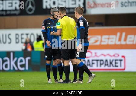 Paderborn, Allemagne. 14 Décembre, 2019. firo : 14.12.2019, Fuvuball, 1.Bundesliga, la saison 2019/2020, SC Paderborn - Union Berlin Klaus Gjasula (SC Paderborn) en conversation avec arbitre Sven Jablonski | utilisée dans le monde entier : dpa Crédit/Alamy Live News Banque D'Images