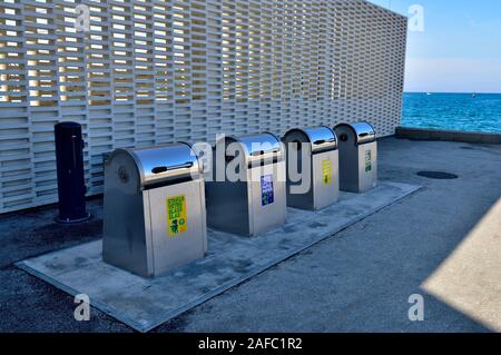 Ligne de métro et les bacs de recyclage des déchets communaux Rovinj, Istrie, Croatie Banque D'Images