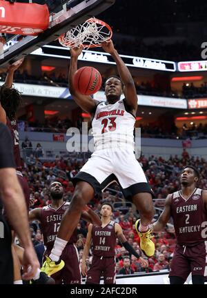 Louisville, États-Unis. 14 Décembre, 2019. Louisville Cardinals Steven Enoch (23) dunks le basket-ball sur l'Est de la défense Kentuckys durant la première moitié de jouer au KFC Yum ! Dans le centre de Louisville, Kentucky, Samedi, Décembre 14, 2019. Photo de John Sommers II /Crédit : UPI UPI/Alamy Live News Banque D'Images