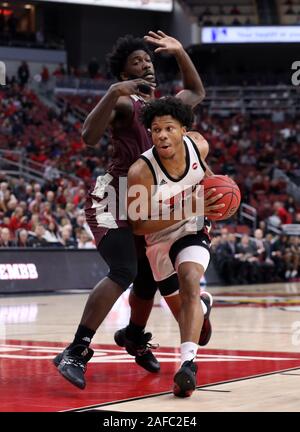Louisville, États-Unis. 14 Décembre, 2019. Louisville Cardinals Dwayne Sutton (24) de l'Est de la pression des batailles Kentuckys Darius Hicks (5) au cours de la première moitié de jouer au KFC Yum ! Dans le centre de Louisville, Kentucky, Samedi, Décembre 14, 2019. Photo de John Sommers II /Crédit : UPI UPI/Alamy Live News Banque D'Images