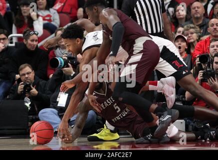 Louisville, États-Unis. 14 Décembre, 2019. Louisville Cardinals David Johnson (13) se bat pour balle lâche avec Eastern Kentucky Darius Hicks (5) au cours de la deuxième moitié de jouer au KFC Yum ! Dans le centre de Louisville, Kentucky, Samedi, Décembre 14, 2019. Photo de John Sommers II /Crédit : UPI UPI/Alamy Live News Banque D'Images