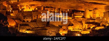 Cliff Palace, la plus grande falaise logement en Amérique du Nord, allumé une fois par an pendant le Festival Luminaria de Mesa Verde National Park, Colorado Banque D'Images