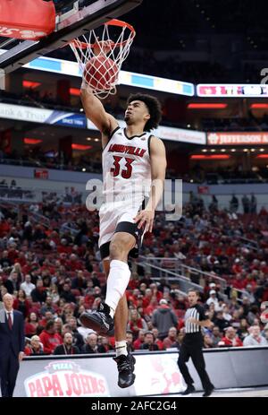 Louisville, États-Unis. 14 Décembre, 2019. Louisville Cardinals Jordanie Nwora (33) dunks le basket-ball sur l'Est de la défense Kentuckys durant la première moitié de jouer au KFC Yum ! Dans le centre de Louisville, Kentucky, Samedi, Décembre 14, 2019. Photo de John Sommers II /Crédit : UPI UPI/Alamy Live News Banque D'Images