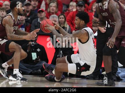 Louisville, États-Unis. 14 Décembre, 2019. Louisville Cardinals Malik Williams (5) se bat pour balle lâche avec Eastern Kentucky JacQuess Hobbs (1) au cours de la première moitié de jouer au KFC Yum ! Dans le centre de Louisville, Kentucky, Samedi, Décembre 14, 2019. Photo de John Sommers II /Crédit : UPI UPI/Alamy Live News Banque D'Images