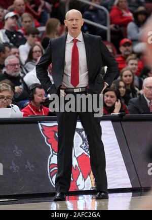 Louisville, États-Unis. 14 Décembre, 2019. Louisville Cardinals entraîneur en chef Chris Mack réagit à ses équipes jouer contre Eastern Kentucky durant la première moitié de jouer au KFC Yum ! Dans le centre de Louisville, Kentucky, Samedi, Décembre 14, 2019. Photo de John Sommers II /Crédit : UPI UPI/Alamy Live News Banque D'Images