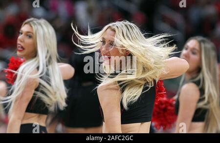 Louisville, États-Unis. 14 Décembre, 2019. Louisville Cardinals Coccinelles pour encourager leur équipe contre Eastern Kentucky durant la seconde moitié de jouer au KFC Yum ! Dans le centre de Louisville, Kentucky, Samedi, Décembre 14, 2019. Photo de John Sommers II /Crédit : UPI UPI/Alamy Live News Banque D'Images