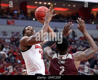 Louisville, États-Unis. 14 Décembre, 2019. Louisville Cardinals Steven Enoch (23) se bat pour obtenir son tir sous la pression de l'Est de Kentuckys Tre King (2) au cours de la première moitié de jouer au KFC Yum ! Dans le centre de Louisville, Kentucky, Samedi, Décembre 14, 2019. Photo de John Sommers II /Crédit : UPI UPI/Alamy Live News Banque D'Images