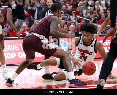 Louisville, États-Unis. 14 Décembre, 2019. Louisville Cardinals Dwayne Sutton (24) se bat pour la balle lâche avec l'Kentuckys JacQuess Hobbs (1) au cours de la première moitié de jouer au KFC Yum ! Dans le centre de Louisville, Kentucky, Samedi, Décembre 14, 2019. Photo de John Sommers II /Crédit : UPI UPI/Alamy Live News Banque D'Images
