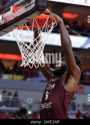 Louisville, États-Unis. 14 Décembre, 2019. Eastern Kentucky Darius Hicks (5) basket-ball sur la dunks Louisville Cardinals défense au cours de la deuxième moitié de jouer au KFC Yum ! Dans le centre de Louisville, Kentucky, Samedi, Décembre 14, 2019. Photo de John Sommers II /Crédit : UPI UPI/Alamy Live News Banque D'Images
