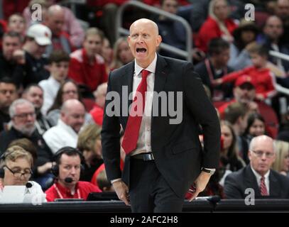 Louisville, États-Unis. 14 Décembre, 2019. Louisville Cardinals entraîneur en chef Chris Mack réagit à ses équipes jouer contre Eastern Kentucky durant la première moitié de jouer au KFC Yum ! Dans le centre de Louisville, Kentucky, Samedi, Décembre 14, 2019. Photo de John Sommers II /Crédit : UPI UPI/Alamy Live News Banque D'Images