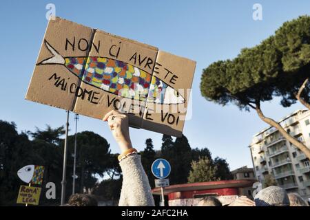 14 décembre 2019 : Des dizaines de milliers de manifestants à partir de la ''' dans 'le mouvement de Sardine piazza San Giovanni à Rome. Le groupe a été formé pour s'opposer à la Ligue d'extrême droite dirigé par Matteo Salvini. Crédit : Matteo Trevisan/ZUMA/Alamy Fil Live News Banque D'Images