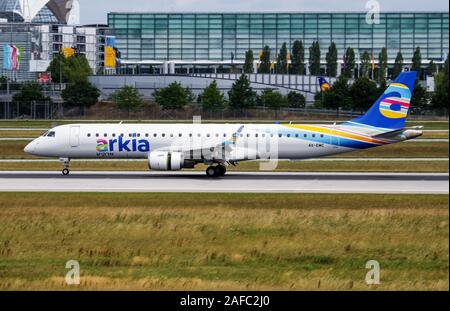 Munich / Allemagne - 11 juillet 2017 : les compagnies aériennes israéliennes Arkia Embraer 195 4X-EMC avion du passager l'arrivée et l'atterrissage à l'aéroport de Munich Banque D'Images