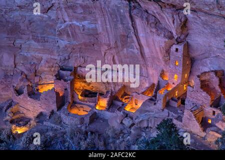 Square Tower House, la plus haute falaise de Mesa Verde, allumé pour seulement la 2e fois au cours de la Luminaria Festival à Mesa Verde National P Banque D'Images