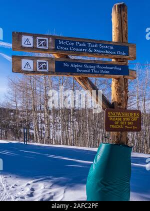 McCoy Park trail system sign, McCoy Park, Beaver Creek Resort, Avon, Colorado. Banque D'Images