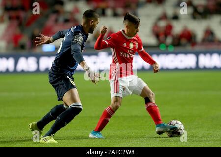 Lisbonne, Portugal. 14 Décembre, 2019. Franco Cervi de SL Benfica (R ) rivalise avec Riccieli du FC Famalicão au cours de la Ligue portugaise match de football entre SL Benfica et le FC Famalicão au stade de la Luz à Lisbonne, Portugal, le 14 décembre 2019. Crédit : Pedro Fiuza/ZUMA/Alamy Fil Live News Banque D'Images