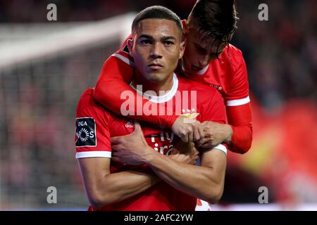 Lisbonne, Portugal. 14 Décembre, 2019. Vinicius de SL Benfica (L) célèbre avec Franco Cervi après avoir marqué un but au cours de la Ligue portugaise match de football entre SL Benfica et le FC Famalicão au stade de la Luz à Lisbonne, Portugal, le 14 décembre 2019. Crédit : Pedro Fiuza/ZUMA/Alamy Fil Live News Banque D'Images