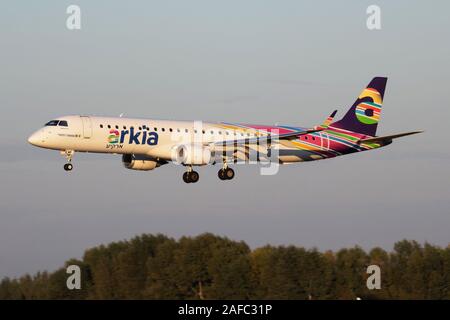 Budapest / Hongrie - 27 septembre 2018 : Compagnies aériennes israéliennes Arkia Embraer 195 4X-EMF avion du passager l'arrivée et l'atterrissage à l'Aéroport de Budapest Banque D'Images