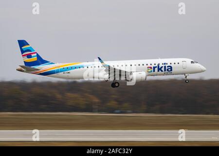 Budapest / Hongrie - 2 novembre, 2018 : Compagnies aériennes israéliennes Arkia Embraer 195 4X-EMC avion du passager l'arrivée et l'atterrissage à l'Aéroport de Budapest Banque D'Images