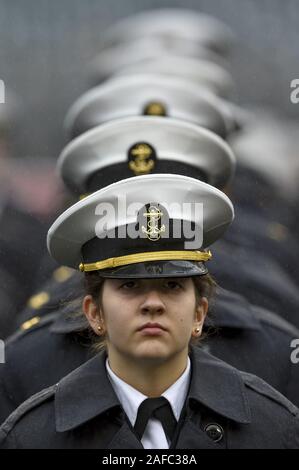 Philadelphie, USA. 14 Décembre, 2019. Les cadets de la marine l'exécuter sur mars avant la 120e Army-Navy Game au Lincoln Financial Field à Philadelphie le Samedi, Décembre 14, 2019. Photo par Derik Hamilton/UPI UPI : Crédit/Alamy Live News Banque D'Images