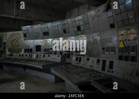 La salle de commande du réacteur de Tchernobyl, quatre le site de l'économie la plus terrible catastrophe nucléaire. L'ancienne centrale électrique nucléaire est la salle de contrôle où les ingénieurs fermer les pompes de refroidissement du réacteur dans le cadre d'un test de sécurité en avril 1986, qui a conduit à une explosion qui a tué au moins 28 personnes dans la suite immédiate et contaminé les environs. La chambre, située sous une tonne de confinement en acier 36 000-arch, a encore ses écrans et panneaux d'affichage d'origine de boutons de commande. Tchernobyl, Ivankiv, Kiev Kiev oblast, Ukraine, Europe Banque D'Images