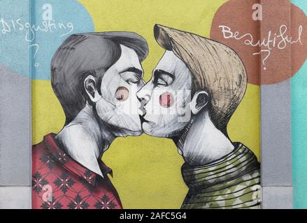 Deux jeunes hommes gay s'embrasser, LGBT portrait, peinture murale par Fotini à Tikkou Maison Arc-en-ciel, Rue de la chaufferette, Lollepotstraat, Bruxelles, Belgique Banque D'Images
