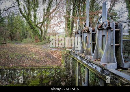 Vieille vanne à l'usine hydroélectrique de Radyr sur la rivière Taff, Cardiff, Pays de Galles du Sud Banque D'Images