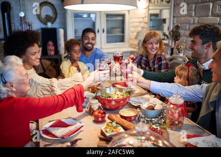 Célébration de Noël avec le vin rouge, le concept de famille Banque D'Images