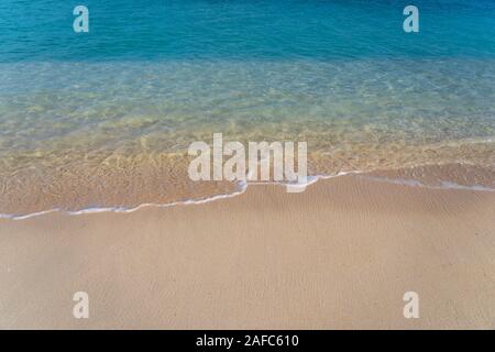 L'eau bleu turquoise avec des vagues roulant doucement sur une plage de sable fin,Coron,Philippines Banque D'Images